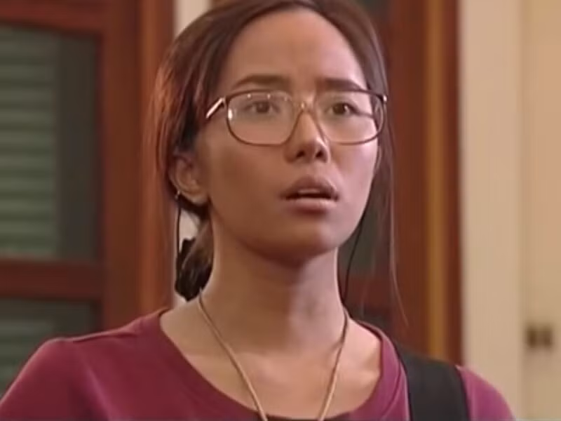 Trong phim, Quỳnh Nga vào vai Vũ Vũ - cô gái có làn da ngăm đen, ngoại hình xấu xí được đồng nghiệp đặt cho biệt danh "cá sấu chúa". Từ vai diễn này, nhiều khán giả nhớ đến nữ diễn viên với biệt danh "cá sấu chúa". Ảnh: Người đưa tin