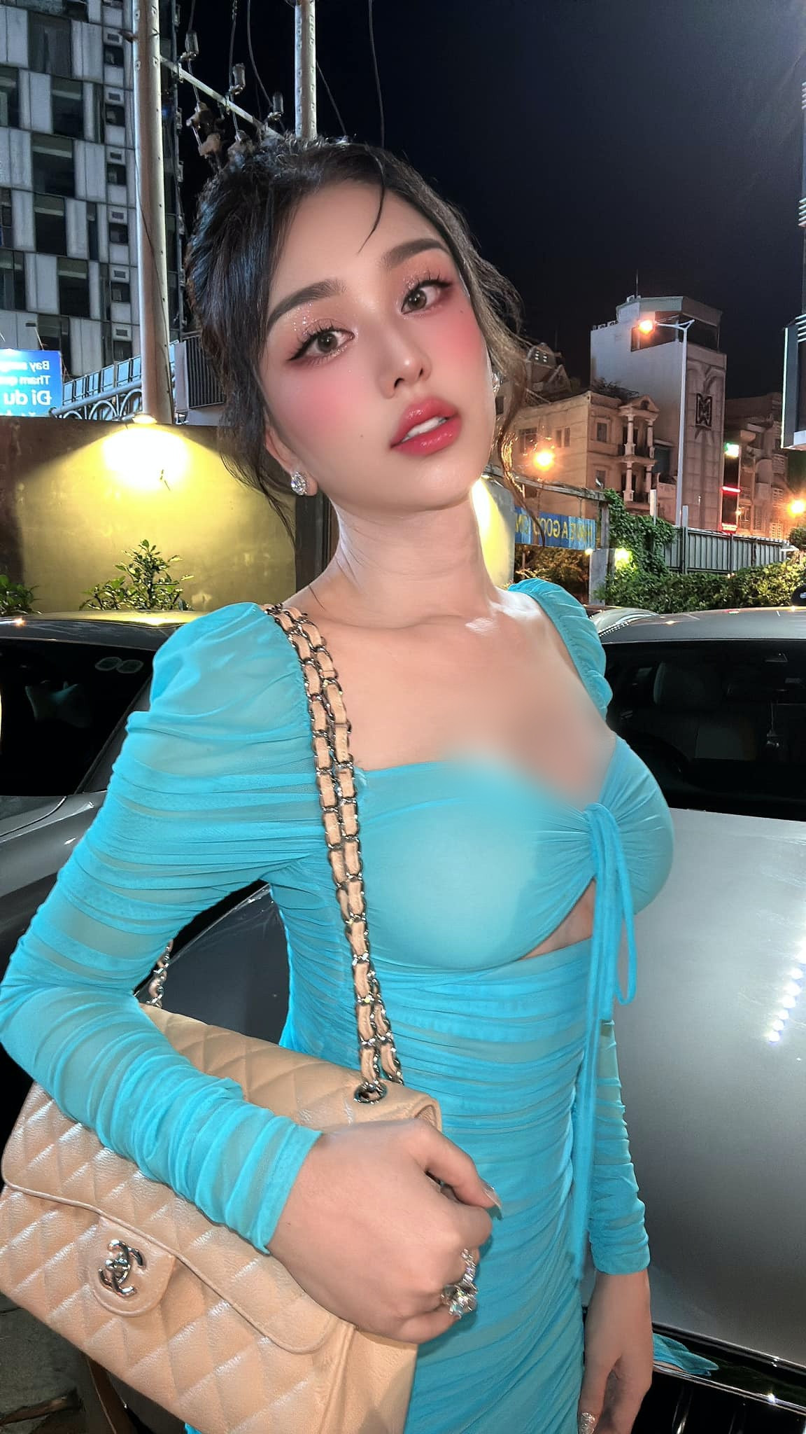 Để có được vòng eo con kiến 60 cm, người đẹp đã phải ăn uống khắt khe, kiêng tinh bột, ăn nhiều trái cây, uống nhiều nước kèm trà giảm cân. Ảnh: FB Lâm Khánh Chi