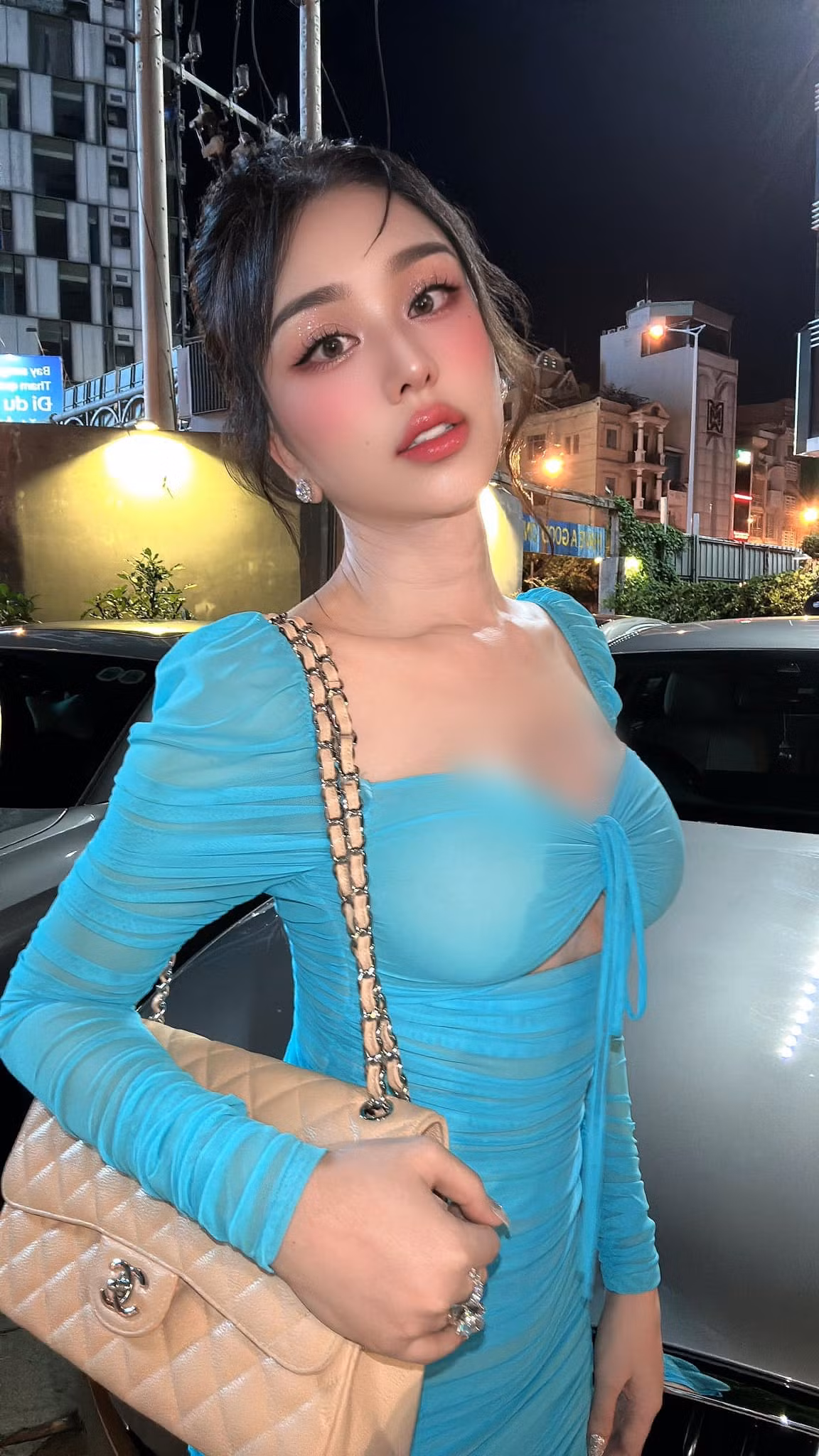 Để có được vòng eo con kiến 60 cm, người đẹp đã phải ăn uống khắt khe, kiêng tinh bột, ăn nhiều trái cây, uống nhiều nước kèm trà giảm cân. Ảnh: FB Lâm Khánh Chi