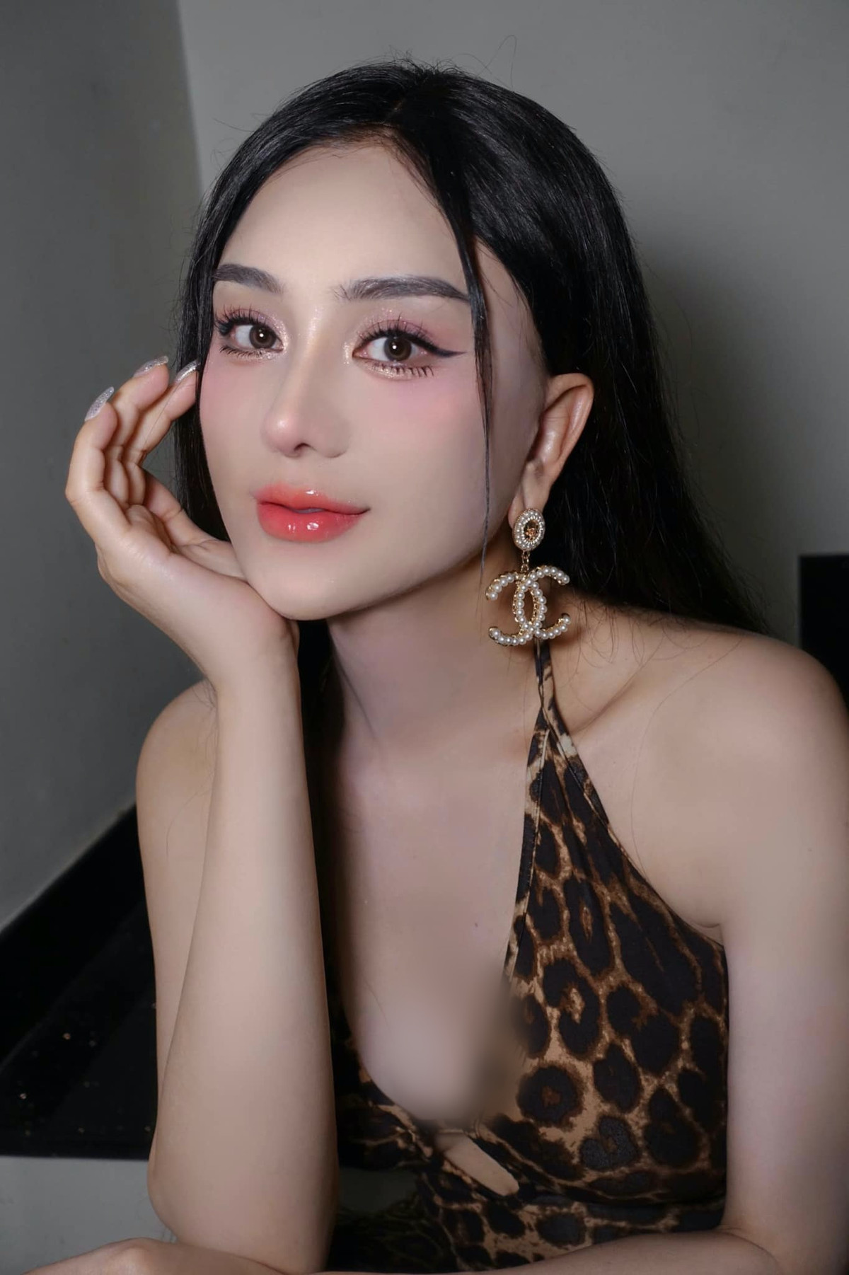 Với vẻ đẹp và sự tự tin của mình, Lâm Khánh Chi không chỉ là một ca sĩ tài năng mà còn là biểu tượng thời trang được nhiều người yêu thích. Ảnh: FB Lâm Khánh Chi