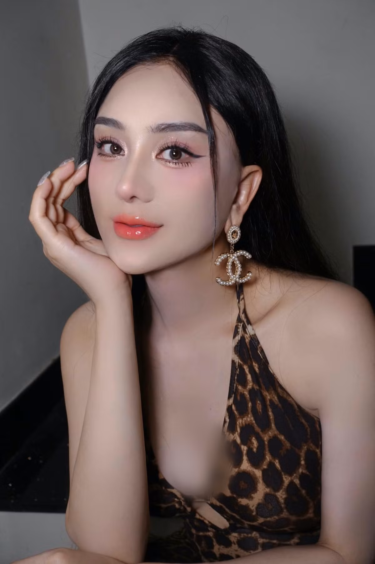 Với vẻ đẹp và sự tự tin của mình, Lâm Khánh Chi không chỉ là một ca sĩ tài năng mà còn là biểu tượng thời trang được nhiều người yêu thích. Ảnh: FB Lâm Khánh Chi