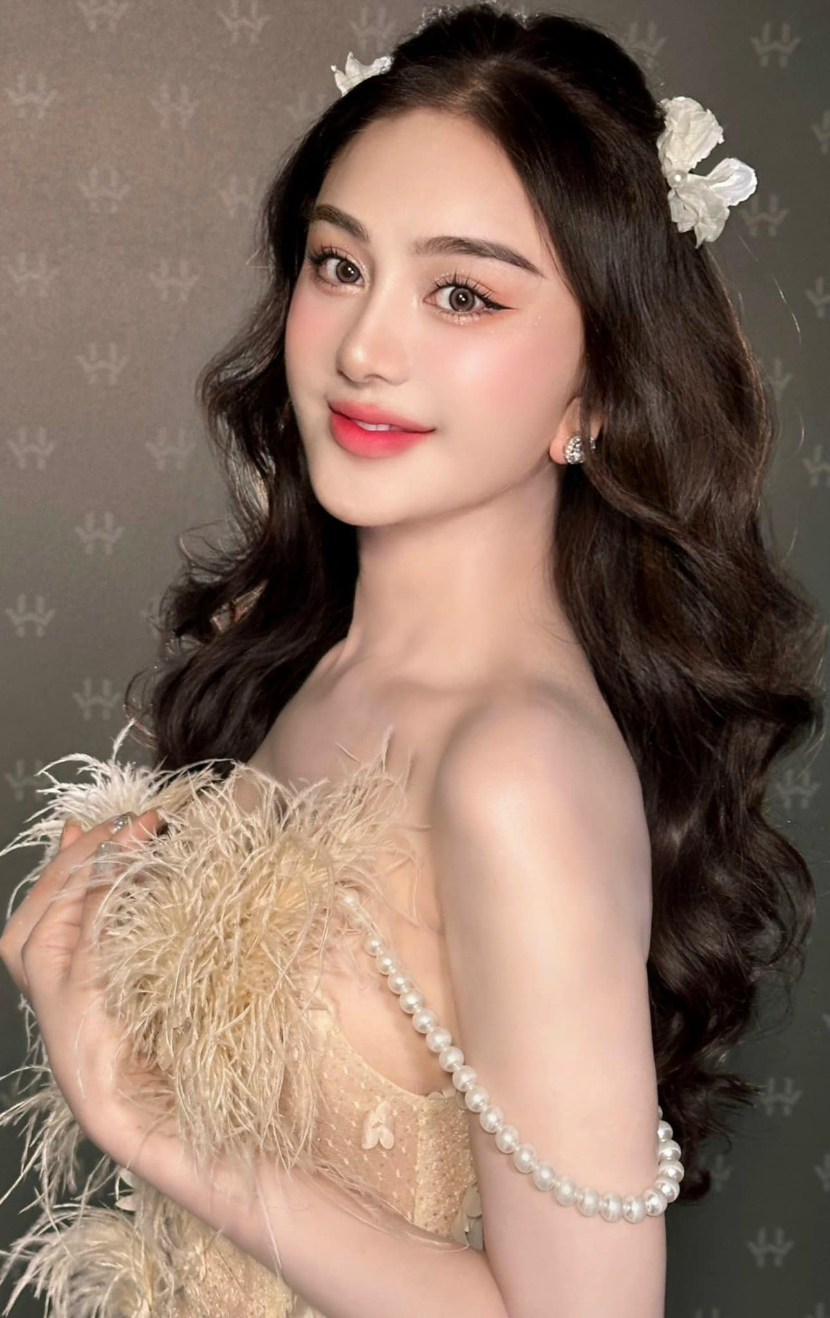 Bên cạnh đó, phong cách thời trang của nữ ca sĩ cũng là một điểm nhấn thu hút. Ảnh: FB Lâm Khánh Chi