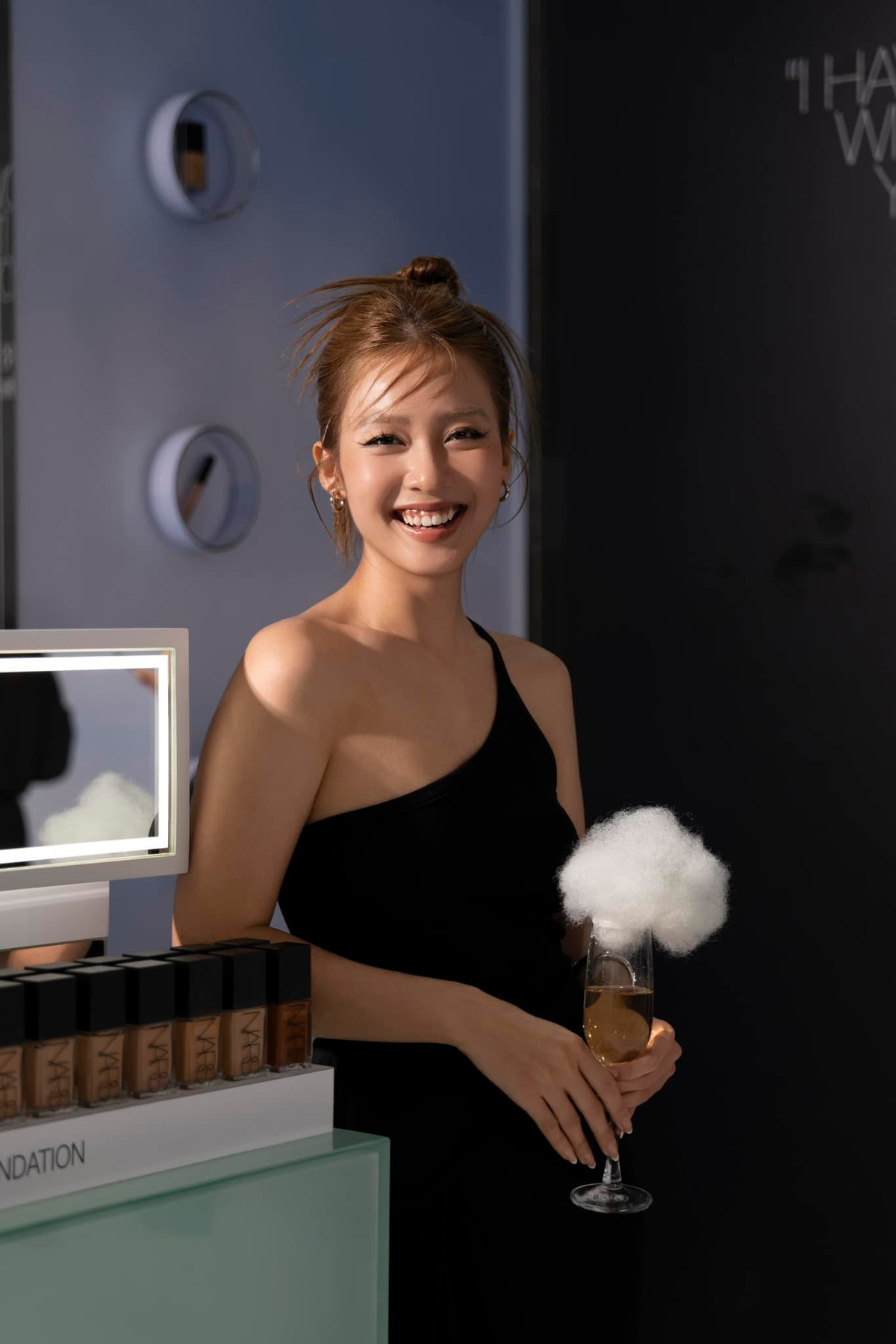 Dù vòng một khiêm tốn nhưng nữ diễn viên 27 tuổi luôn chọn cho mình những kiểu váy áo khoét sâu, hững hờ khoe đôi gò bồng đảo. Ảnh: FB Khả Ngân