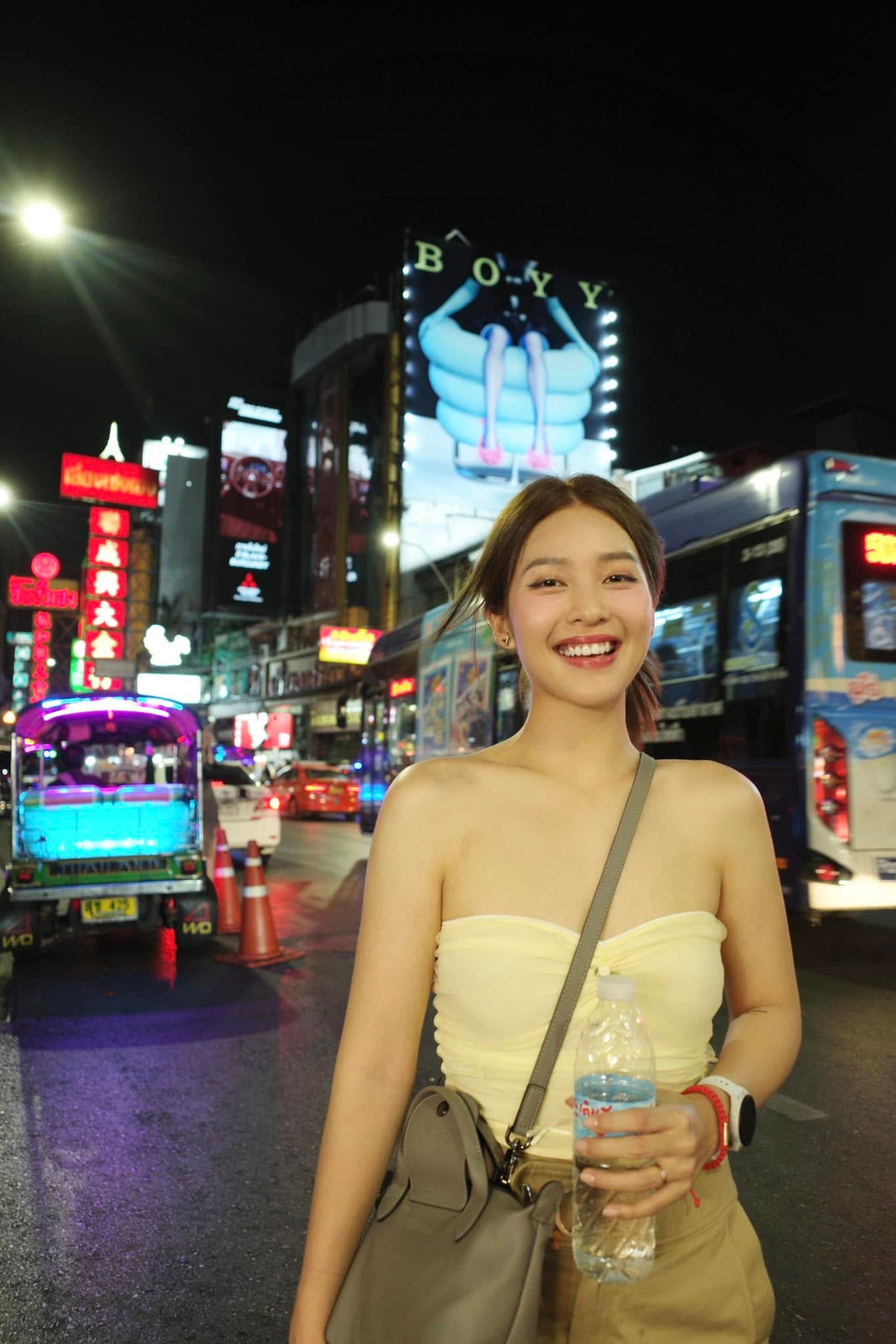 Thân hình hơi gầy gò, Khả Ngân vẫn tự tin diện những trang phục trẻ trung khoe vóc dáng. Ảnh: FB Khả Ngân