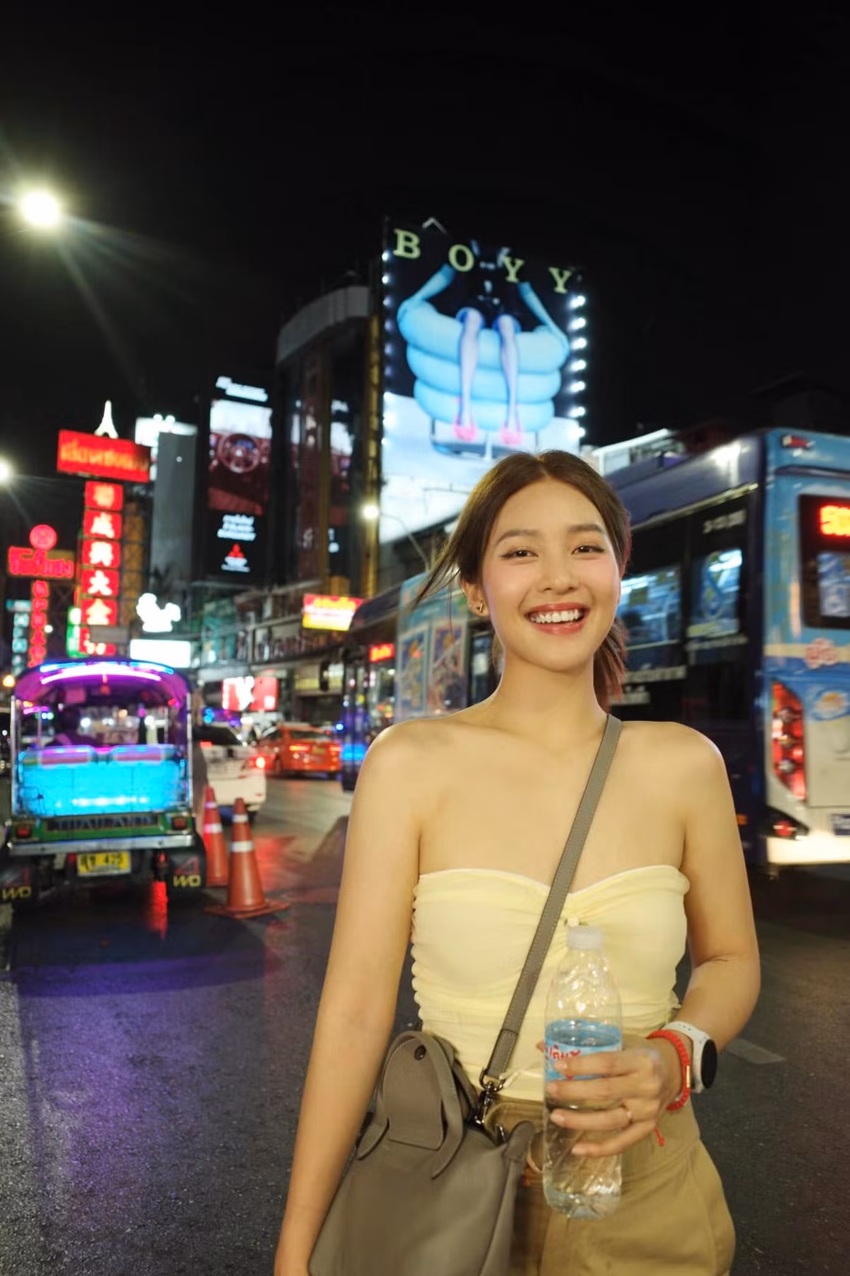 Thân hình hơi gầy gò, Khả Ngân vẫn tự tin diện những trang phục trẻ trung khoe vóc dáng. Ảnh: FB Khả Ngân