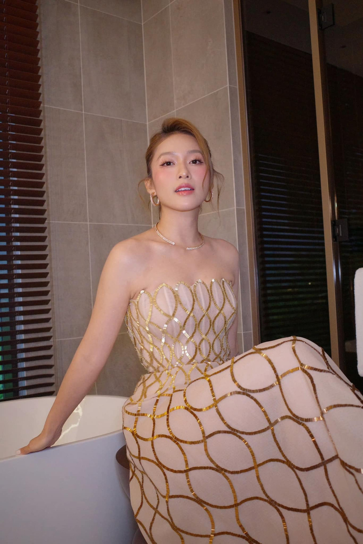 Khả Ngân có lẽ tự tin nhất với vòng eo con kiến của mình. Ảnh: FB Khả Ngân