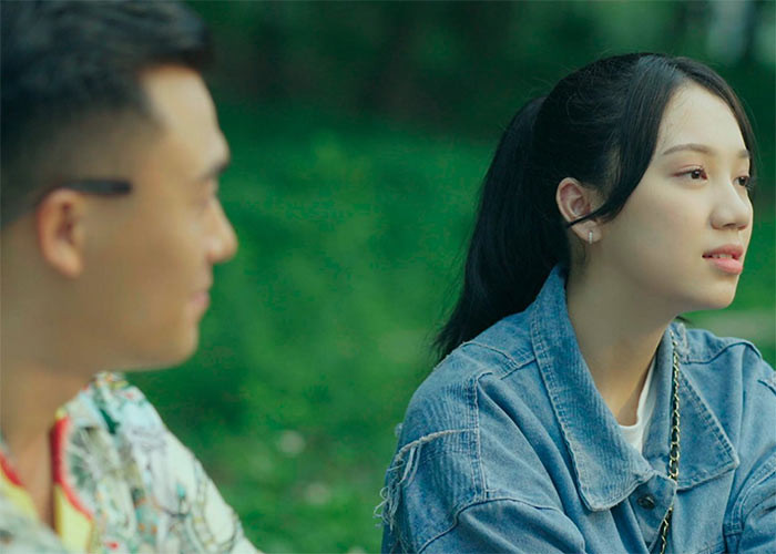 Trong phim "Đấu trí", Thùy Dương tạo ấn tượng tốt khi vào vai con gái cưng của Chi cục trưởng Cục Hải quan Đông Bình trong phim "Đấu trí". Quyên là một sinh viên trẻ ngày thường đóng vai cô con gái ngoan hiền, chăm chỉ, lễ phép, sống tiết kiệm nhưng khi đêm đến cô lại "thoát xác" trở thành một người hoàn toàn khác. (Ảnh: FB Thùy Dương)