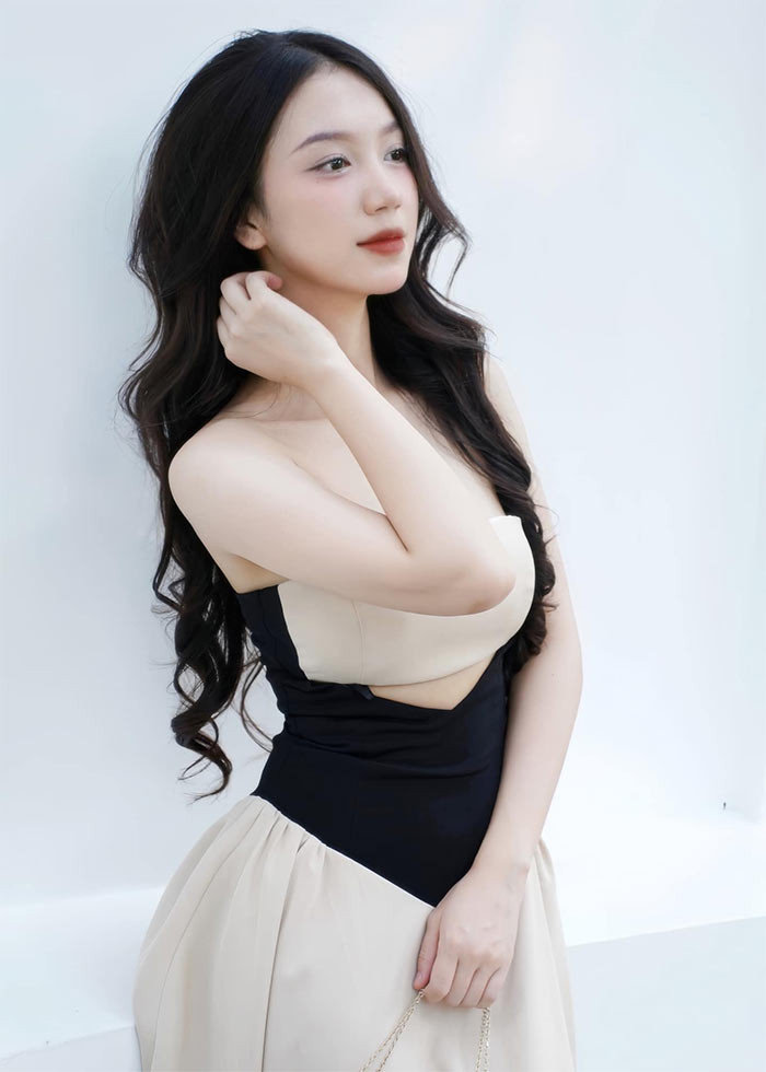 Diễn viên Thùy Dương chia sẻ, cảnh ăn chơi tại quán bar hay tạo dáng táo bạo trên biển là những cảnh quay khó thực hiện nhất đối với cô. Nữ diễn viên cho biết cuộc sống xa xỉ của Quyên về đêm rất khác so với mình ngoài đời. (Ảnh: FB Thùy Dương)