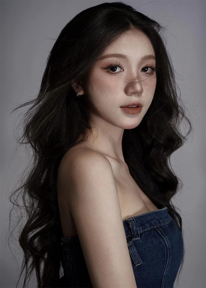 Thùy Dương sinh năm 2003, quê Ba Vì, Hà Nội, hiện là sinh viên lớp Diễn viên Kịch, Điện ảnh - Truyền hình, Đại học Sân khấu Điện ảnh Hà Nội. (Ảnh: FB Thùy Dương)