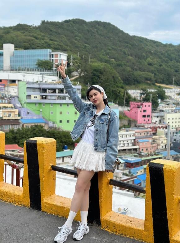 "Cô bé lạc vào làng Gamcheon Busan. Ai dẫn về với!", Trương Quỳnh Anh check-in tại xứ sở kim chi.