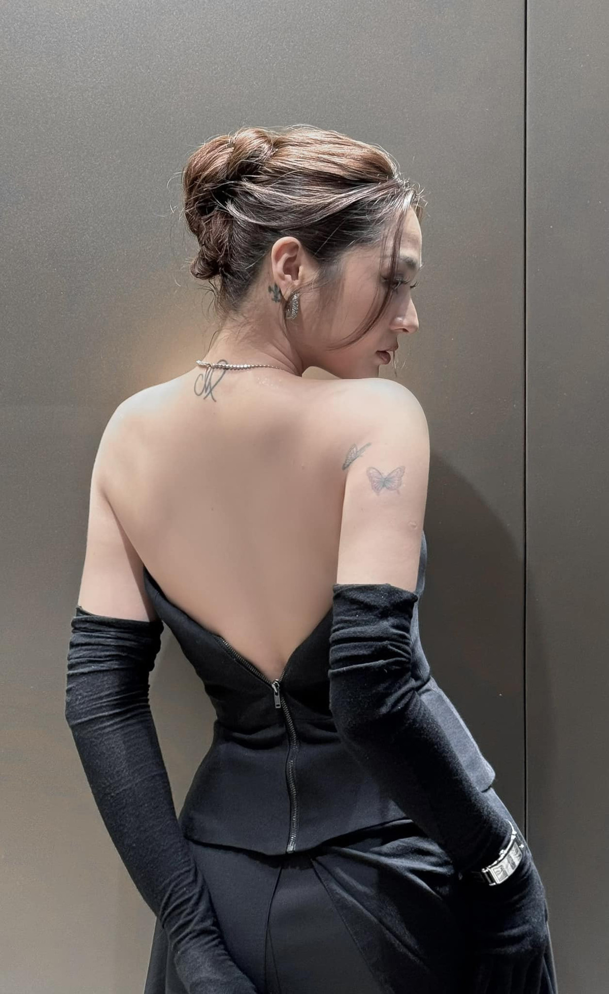 Bảo Anh khoe lưng trần gợi cảm.