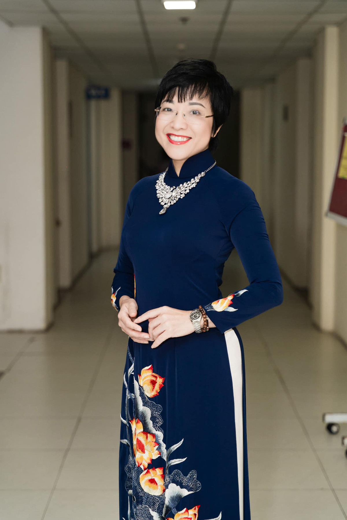 MC Thảo Vân chú thích ảnh: "Cũng ra dáng phết rồi đấy".