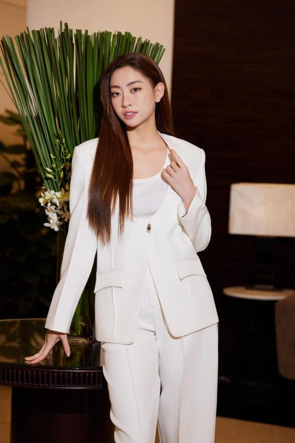 Hoa hậu Lương Thùy Linh vẫn đầy cuốn hút với style quý cô công sở.