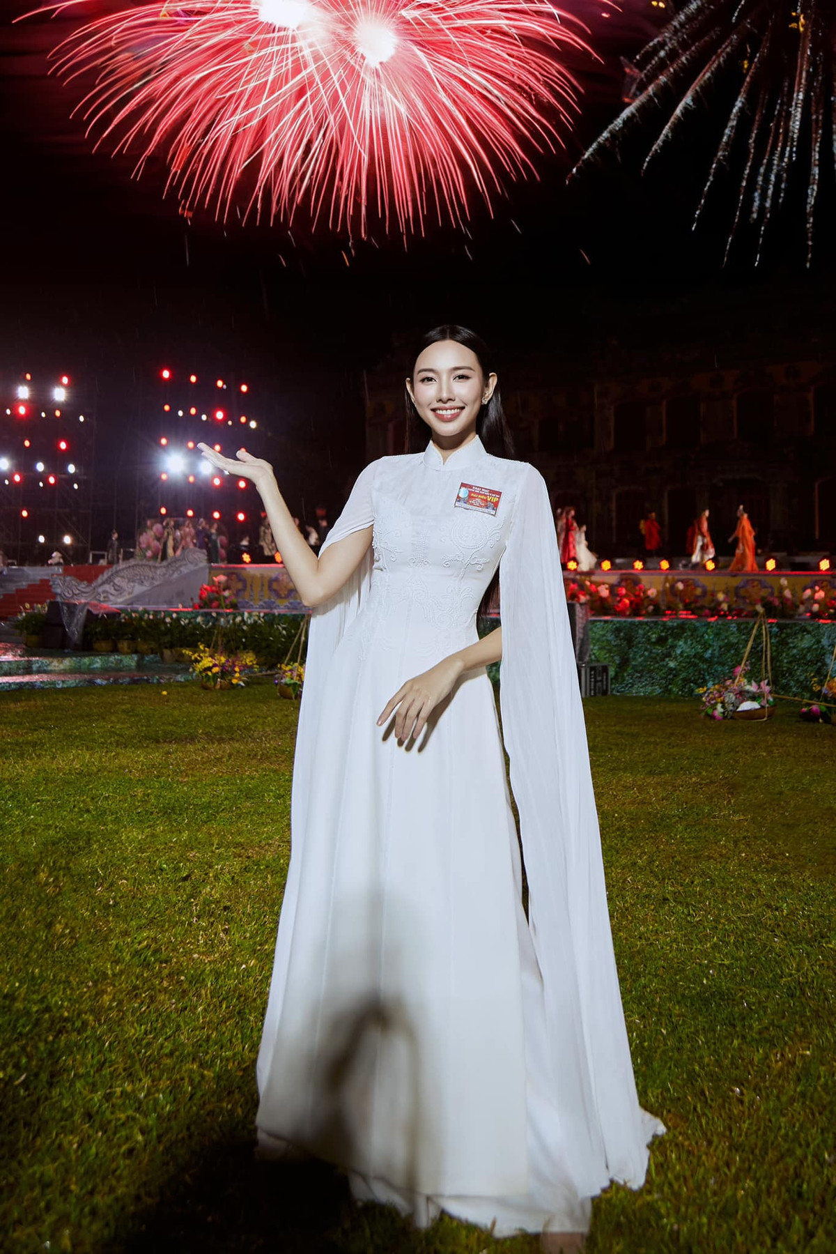 Hoa hậu Nguyễn Thúc Thùy Tiên nền nã ở Huế.