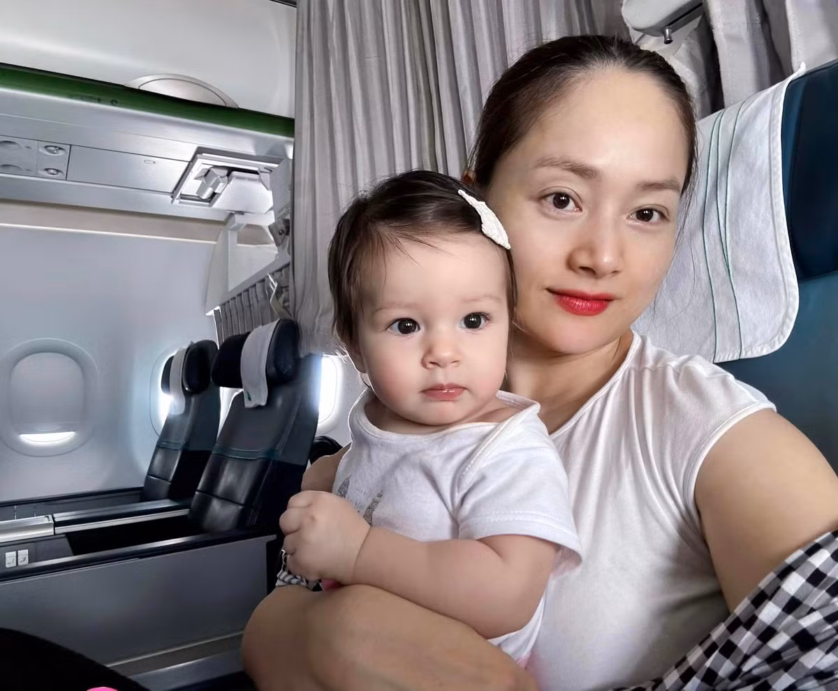 Nữ diễn viên Lan Phương và con gái Mia bay ra Hà Nội sau thời gian đoàn tụ với ông xã ở Đà Nẵng. Ảnh: FB Lan Phuong Nguyen