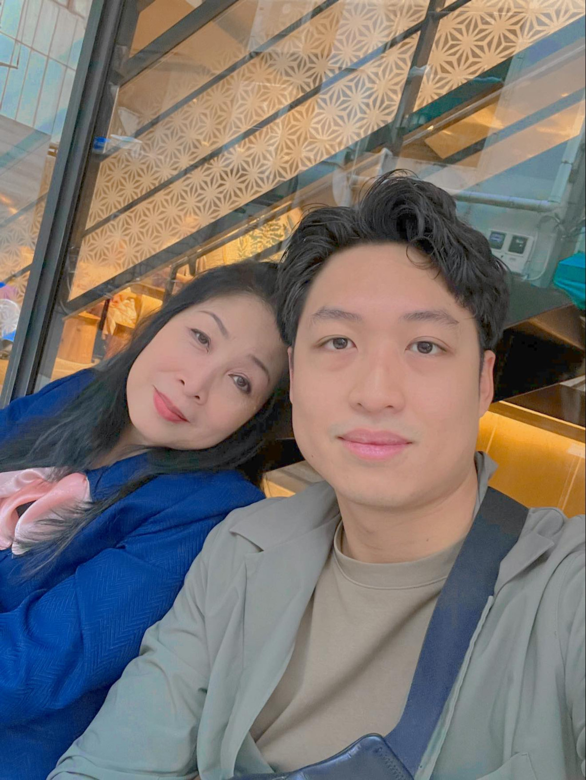 NSND Hồng Vân chúc mừng sinh nhật con trai Khôi Nguyên. Cô nhắn nhủ: "Năm đầu tiên khởi nghiệp tại quê hương mong con trai an cư lạc nghiệp và thực hiện được ước mơ con nhé, sức khỏe luôn là điều quan trọng nhất nha con". Ảnh: FB Hồng Vân