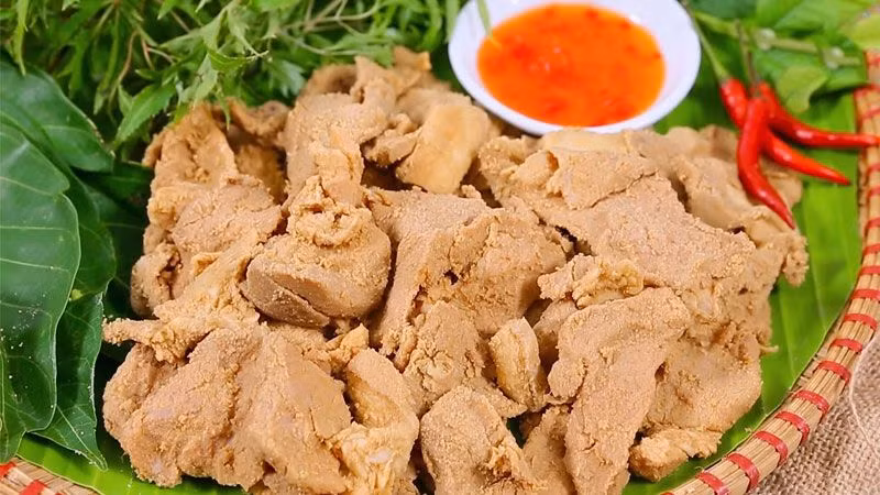 Thịt muối chua là một trong những đặc sản Sơn La được nhiều du khách yêu thích. Món ăn này đặc biệt ở chất lượng khi càng để lâu thì càng trở nên ngon và dai. Ảnh: Vietnamnet