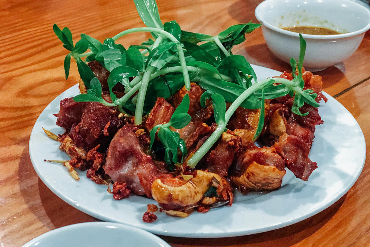 Ngoài nộm da trâu, bê chao Mộc Châu cũng là món ngon Sơn La đáng để du khách thưởng thức. Thịt bê mềm ngọt thơm lừng mùi sả với lớp da giòn sần sật chấm kèm tương bần đậm đà. Ảnh: Mia.vn