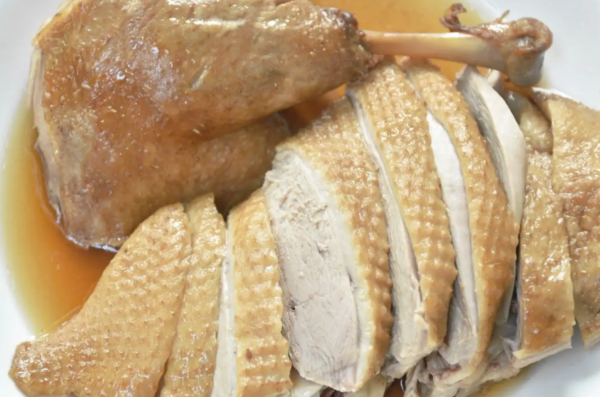 Vịt Chiềng Mai là giống vịt có trọng lượng nhỏ, chỉ từ 1,5-1,7 kg. Chúng có xương nhỏ, da màu vàng, thịt thơm, vị ngọt, ăn mềm nhưng không bở. Các đầu bếp dùng vịt để chế biến thành các món vịt luộc; vịt om măng; vịt xào sả ớt; vịt rang riềng,...Ảnh: Shutterstock