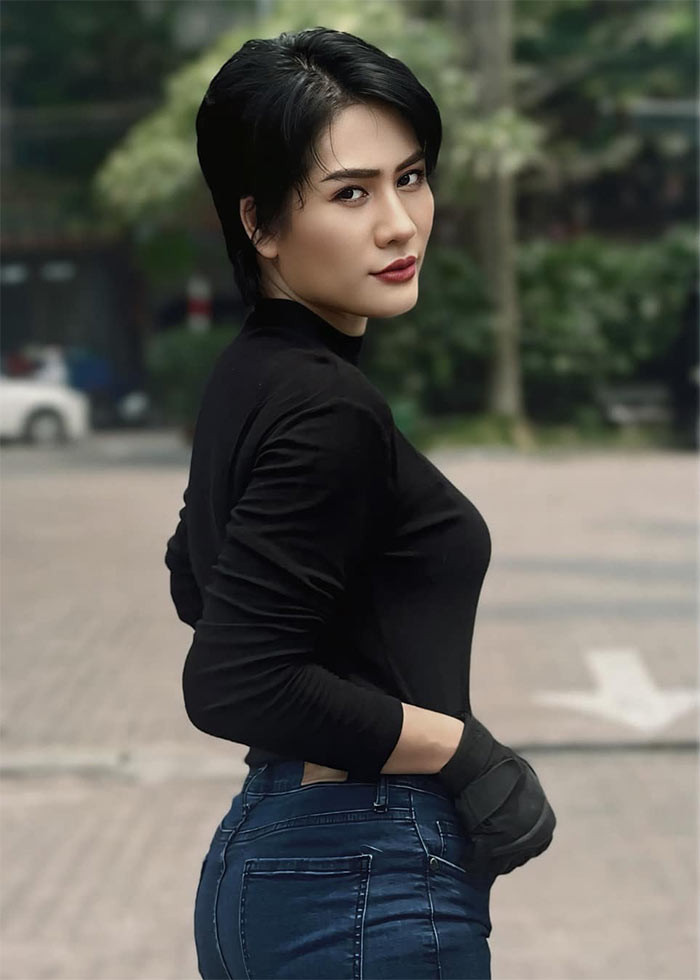 Ngoài đời, Minh Cúc cũng sở hữu gu thời trang khỏe khoắn và mạnh mẽ như trong phim "Độc đạo". (Ảnh: FB Minh Cúc)