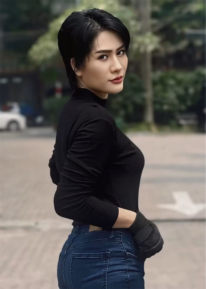 Ngoài đời, Minh Cúc cũng sở hữu gu thời trang khỏe khoắn và mạnh mẽ như trong phim "Độc đạo". (Ảnh: FB Minh Cúc)