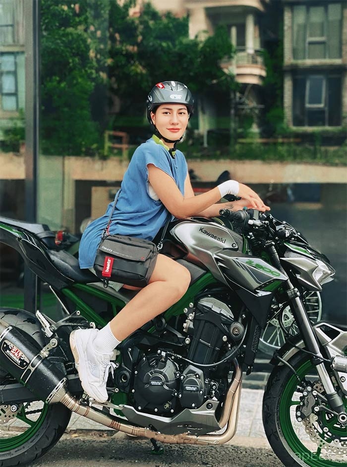 Sở hữu ngoại hình cá tính, Minh Cúc thường được giao các vai mạnh mẽ hoặc gây cười trên phim. Tuy ít có cơ hội thể hiện những vai nữ chính nhưng Minh Cúc luôn cố gắng làm tốt nhất mọi vai diễn của mình dù chính hay phụ, dài hay ngắn. (Ảnh: FB Minh Cúc)