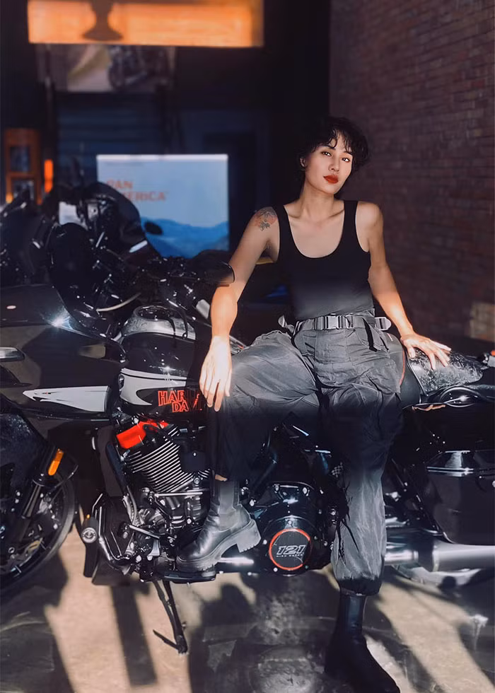 Nữ diễn viên sinh năm 1986 còn có niềm đam mê mô tô phân khối lớn. "Bé Cúc và nỗi niềm đắm đuối yêu xe. Lại là e đây. Khi không bận rộn trên phim trường, mình thích "xé gió" trên chiếc mợ Z của mình. Không gì tuyệt vời hơn cảm giác tự do và từ từ lướt trên những cung đường", Minh Cúc chia sẻ trên trang cá nhân. (Ảnh: FB Minh Cúc)