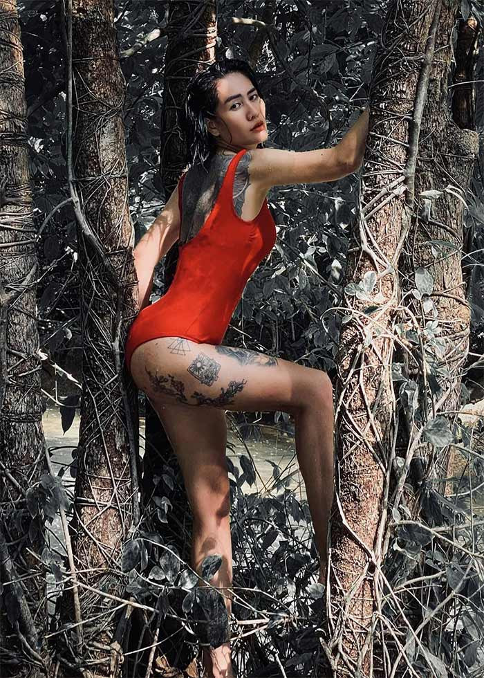 Cô không chỉ xăm mình kín lưng mà còn xăm ở cả dọc chân. (Ảnh: FB Minh Cúc)