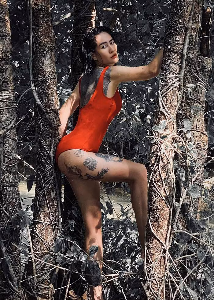 Cô không chỉ xăm mình kín lưng mà còn xăm ở cả dọc chân. (Ảnh: FB Minh Cúc)