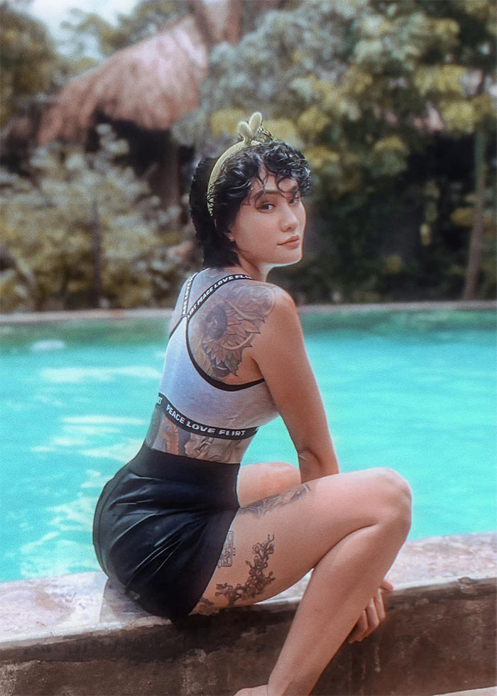 Mái tóc xoăn ngắn, phong cách ăn mặc hầm hố luôn để lộ hình xăm khiến nhân vật Ly nhìn cực ngầu trong phim "Độc đạo". (Ảnh: FB Minh Cúc)