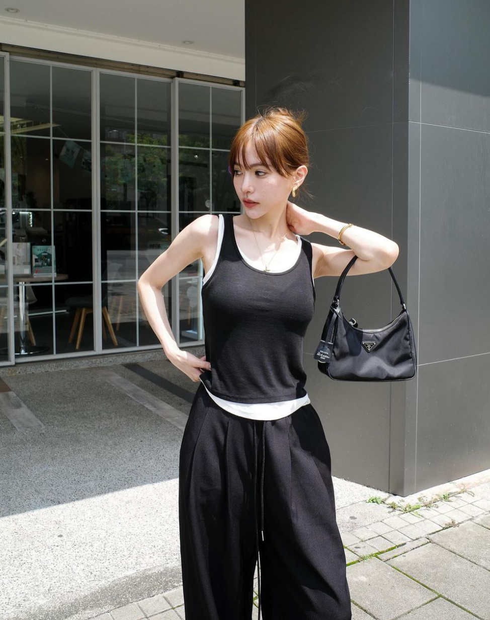 Với gương mặt xinh đẹp, dịu dàng cùng thân hình nóng bỏng, hot girl Wang Mei không chỉ nổi tiếng trong giới hàng không mà còn là một fashionista được nhiều người yêu thích.