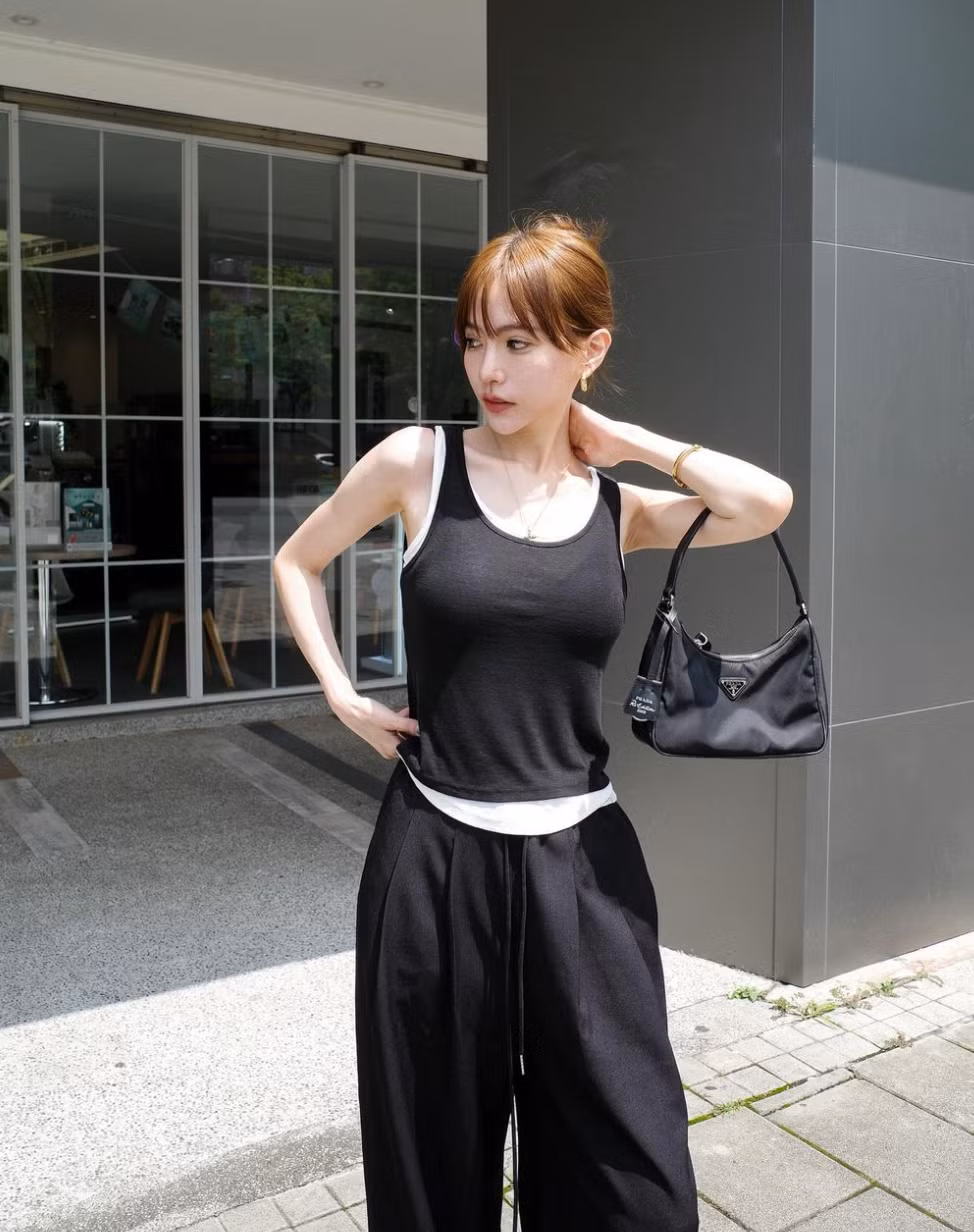 Với gương mặt xinh đẹp, dịu dàng cùng thân hình nóng bỏng, hot girl Wang Mei không chỉ nổi tiếng trong giới hàng không mà còn là một fashionista được nhiều người yêu thích.