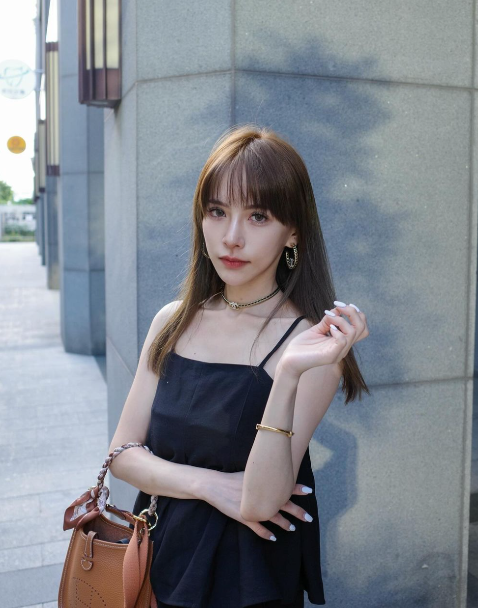 Wang Mei đã khéo léo tạo dựng cho mình một phong cách thời trang riêng biệt, nơi sự thanh lịch hòa quyện cùng nét táo bạo, gợi cảm.