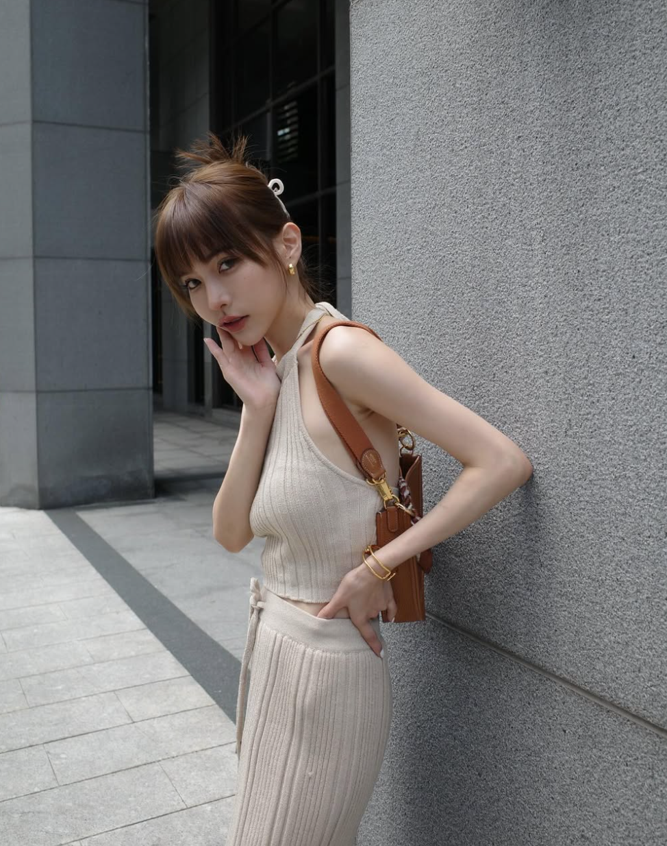 Váy ôm sát là outfit thường thấy của cô. Ảnh: IGNV