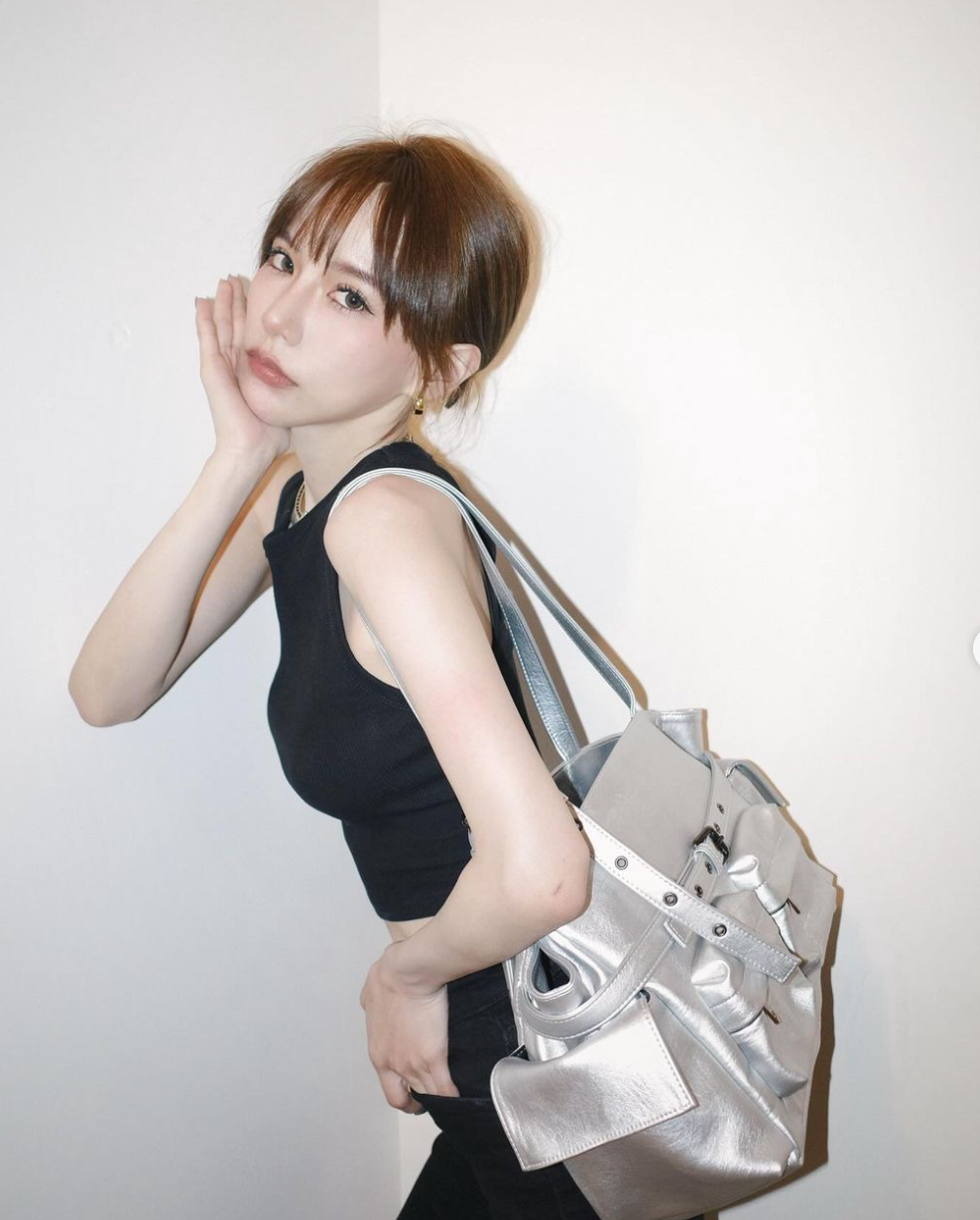 Việc lựa chọn bộ váy khoét eo, hở lưng trần không chỉ giúp Wang Mei thể hiện cá tính thời trang mà còn giúp cô nàng thu hút sự chú ý của mọi người.