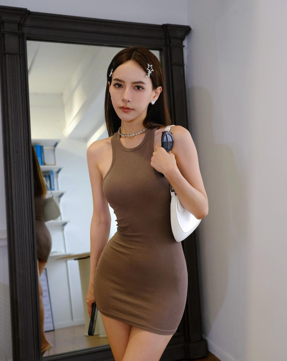 Wang Mei thường lựa chọn những gam màu trung tính cho trang phục.