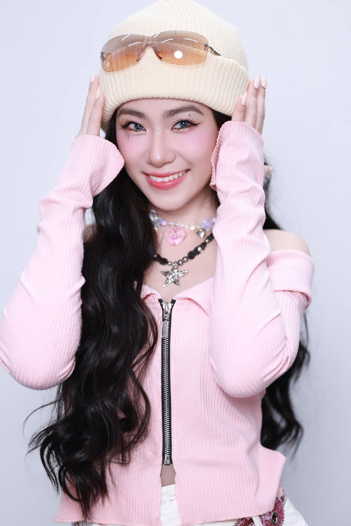 "Sáng 5 giờ mỗi ngày chạy bộ 1 tiếng, 9 giờ yoga 1 tiếng, trước khi đi ngủ plank 1 phút 30s. Cảm thấy trong 6 tháng qua phá kỷ lục của sự kiên nhẫn trong 40 năm qua không", ca sĩ Lương Bích Hữu dù bận nhưng vẫn tập luyện chăm chỉ. Ảnh: FB LuongBichHuu