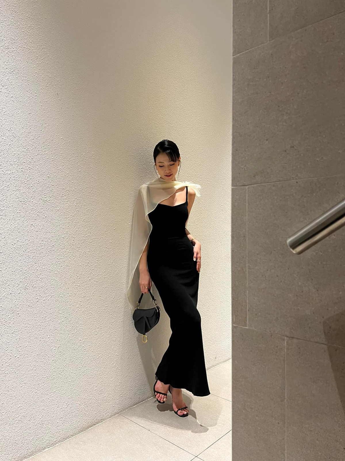 Hoa hậu Phương Khánh sau khi đi ăn cưới Khánh Vân: "Nhớ hôn qua makeup với làm tóc đẹp lắm. Ai tháo tóc Phương Khánh dị. Ai lượm được cái phím tóc cho em xin lại nha. Em mượn chứ không phải của em". Ảnh: FB Nguyễn Phương Khánh