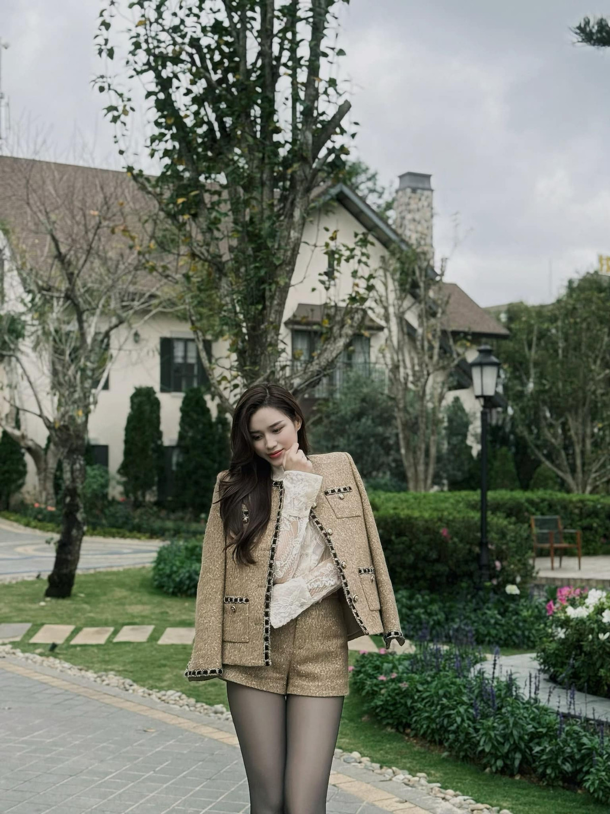 Hoa hậu Đỗ Thị Hà diện bản phối thời trang form dáng ngắn, khoe đôi chân nuột nà dài 1m11 trong chuyến du lịch Đà Lạt. Ảnh: FB Đỗ Thị Hà