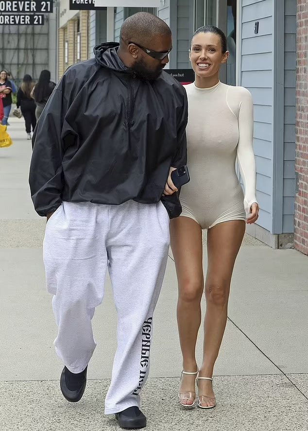 Kể từ khi làm vợ Kanye West, Bianca Censori được báo chí nhắc tới nhiều bởi cách khoe thân lộ liễu của cô. (Ảnh: Backgrid)