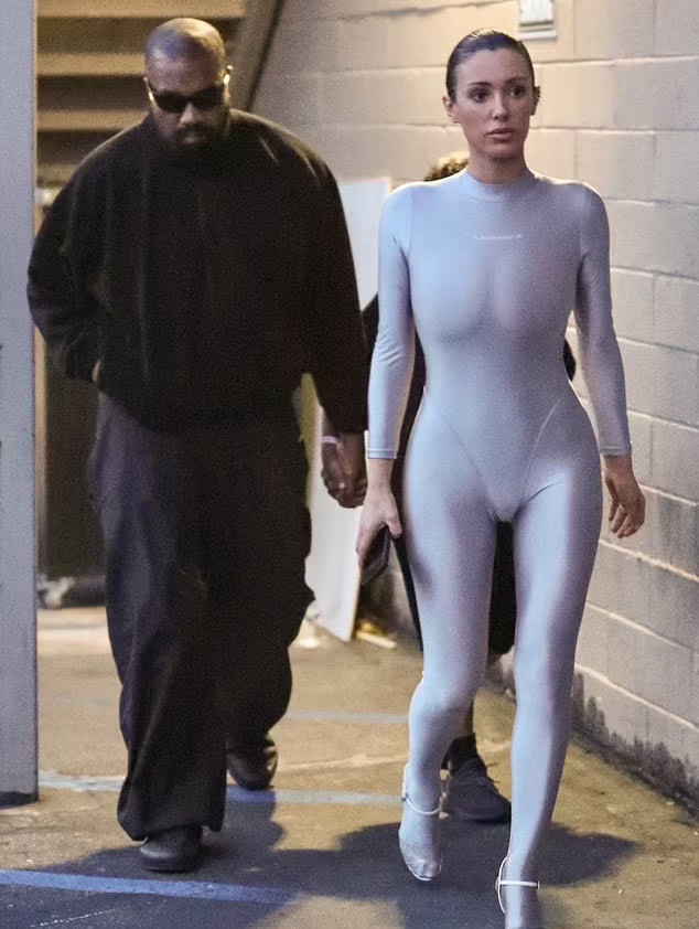 Một nguồn tin trước đó chia sẻ với DailyMail rằng, Kim Kardashian - vợ cũ của Kanye West đã cảnh báo nam rapper không được để Bianca diện những bộ trang phục phản cảm trước mặt các con của họ. (Ảnh: Backgrid)