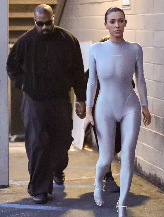 Một nguồn tin trước đó chia sẻ với DailyMail rằng, Kim Kardashian - vợ cũ của Kanye West đã cảnh báo nam rapper không được để Bianca diện những bộ trang phục phản cảm trước mặt các con của họ. (Ảnh: Backgrid)