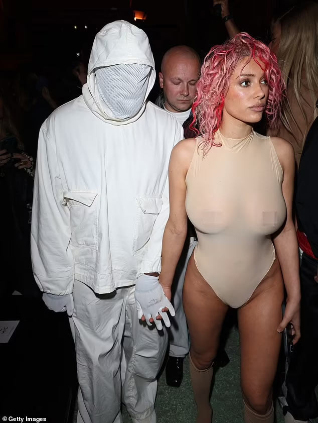 Có khi, cô mặc bộ đồ bơi màu nude đi dự sự kiện với nam rapper. (Ảnh: Getty Images)