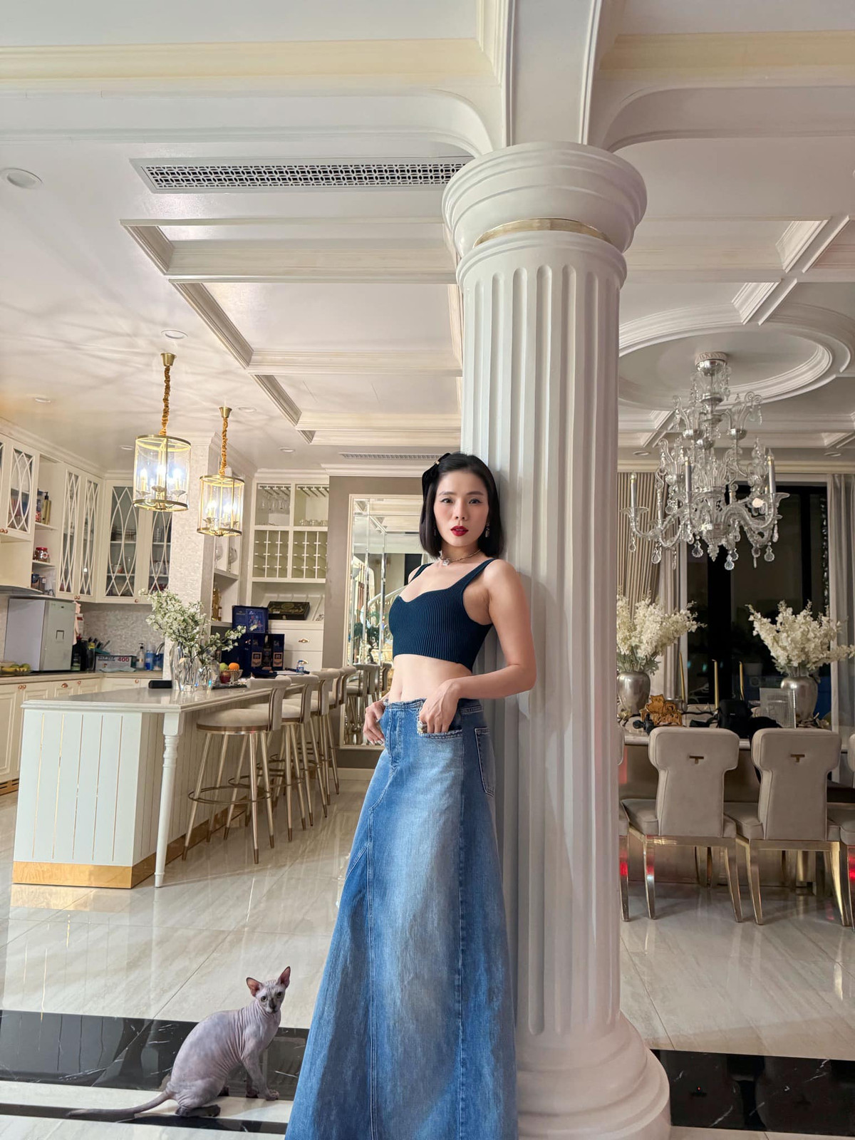 Lệ Quyên diện trang phục hack dáng, lộ vòng eo thon gọn. Ảnh: FB Lệ Quyên