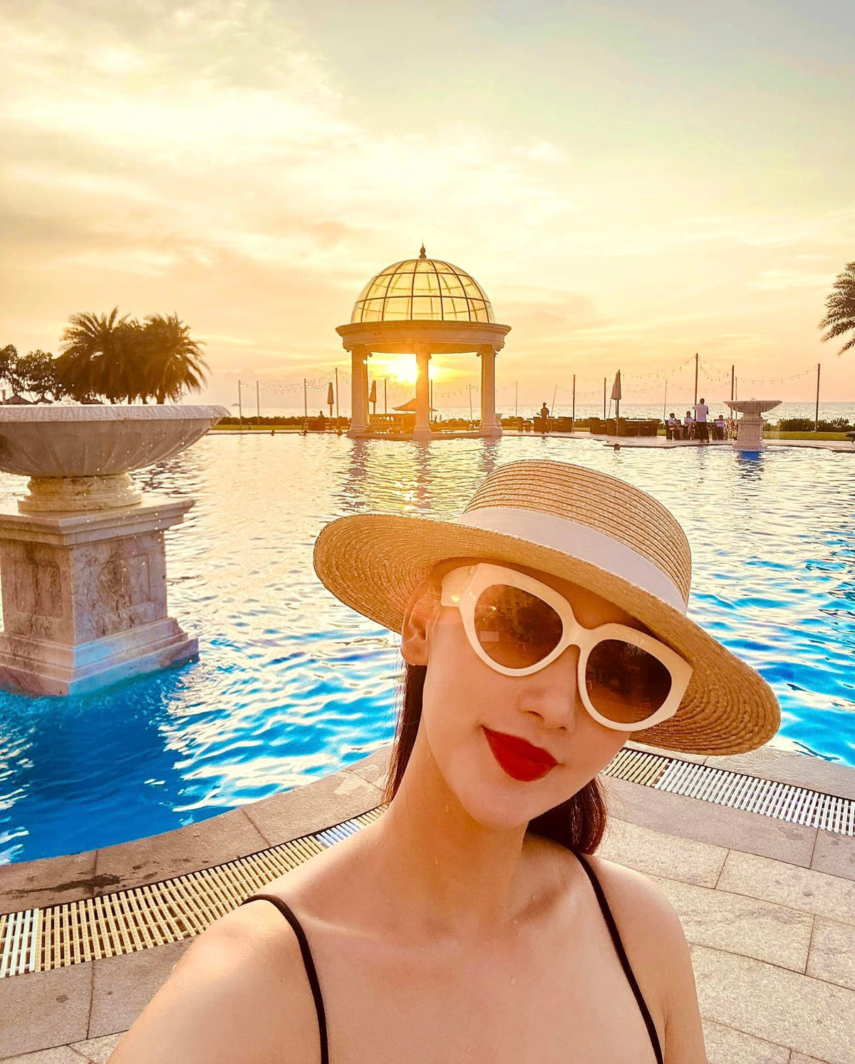 "Hãy sống trọn vẹn trong hiện tại, an lạc trong mỗi phút giây và tận hưởng sự nhiệm màu trong từng khoảnh khắc", diễn viên Lã Thanh Huyền chia sẻ cách để luôn thấy hạnh phúc. Ảnh: FB Lã Thanh Huyền