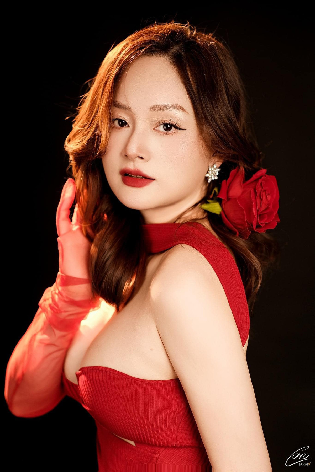 Mẹ 2 con Lan Phương khoe dáng với đầm đỏ cúp ngực. Ảnh: FB Lan Phuong Nguyen