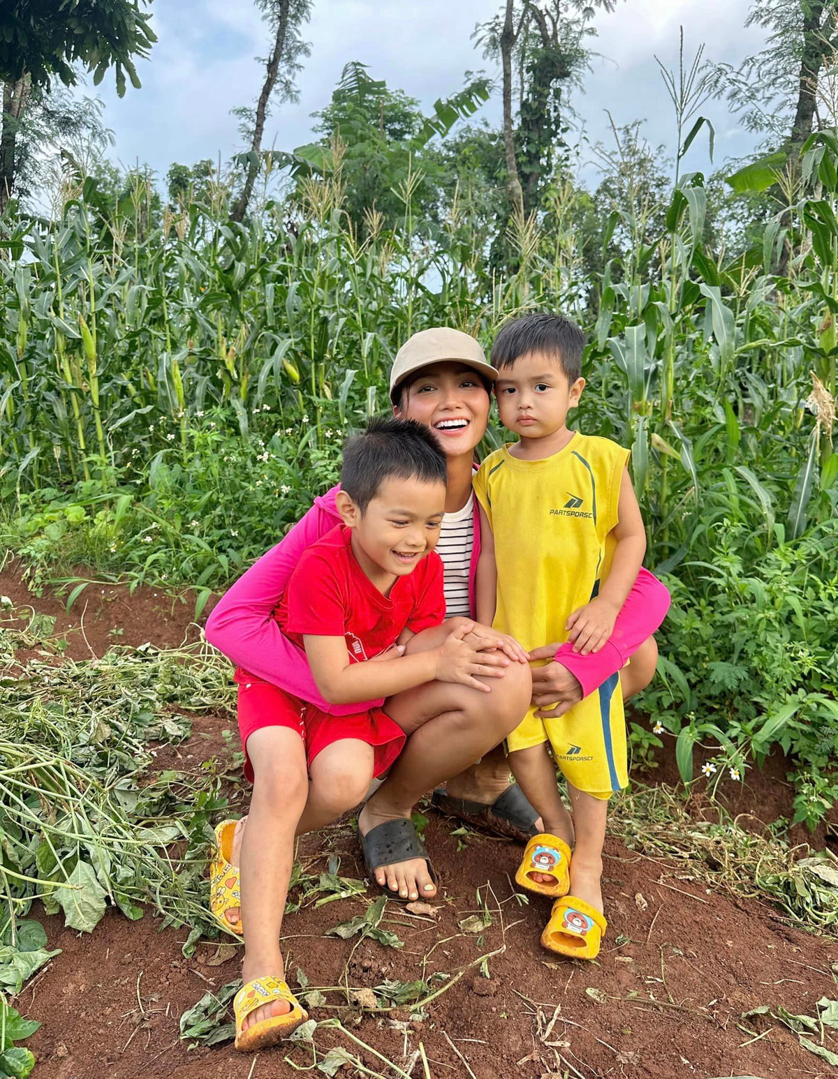 H'Hen Niê về quê và thân thiện với các cháu nhỏ. Cô chia sẻ: "Đây là Hen khi chụp hình với các em nhỏ. 10 điểm cho sự dễ thương của các em". Ảnh: FB H'Hen Niê