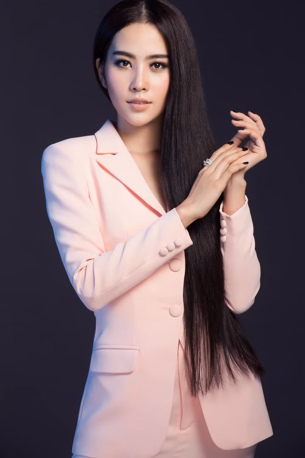 Trước đó, người đẹp thường xuyên xuất hiện với hình ảnh mệt mỏi, thiếu sức sống.