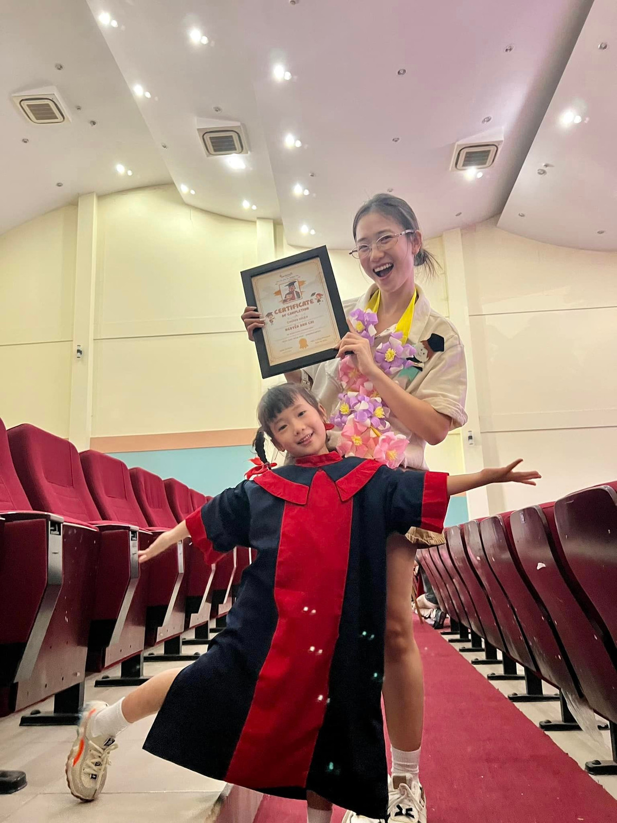 Con gái JustaTee và Trâm Anh tham gia lễ tốt nghiệp lớp mầm non.