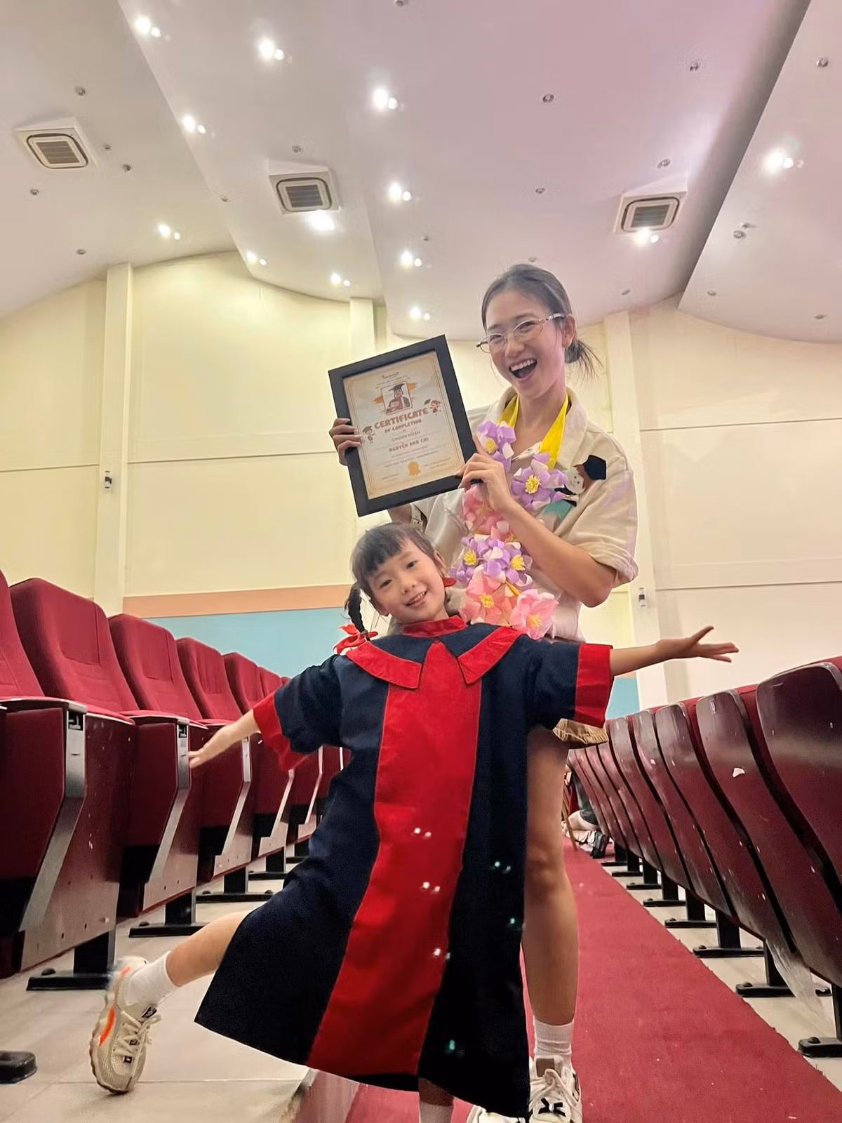 Con gái JustaTee và Trâm Anh tham gia lễ tốt nghiệp lớp mầm non.